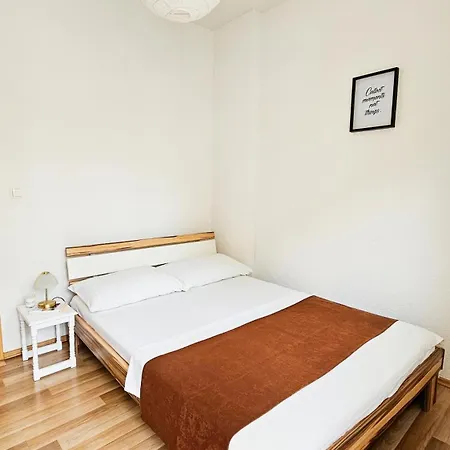 1-bedroom Apartment, 10 Minutes From The City Center Apartment